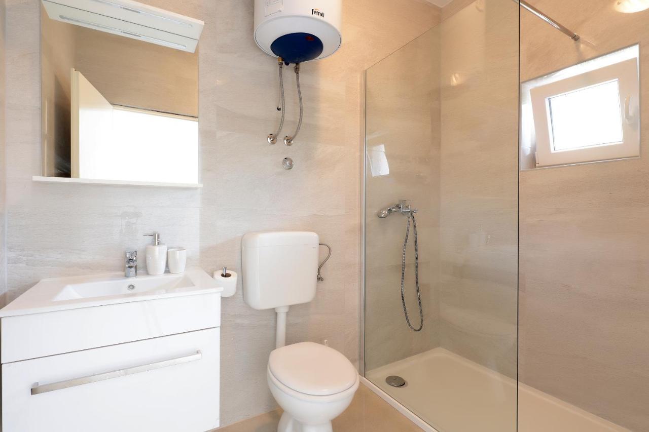 Apartments Lola Novalja Εξωτερικό φωτογραφία