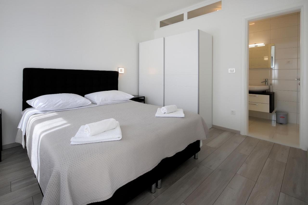 Apartments Lola Novalja Εξωτερικό φωτογραφία