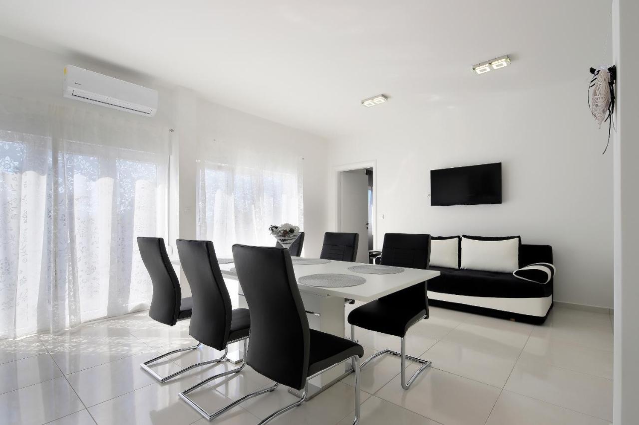 Apartments Lola Novalja Εξωτερικό φωτογραφία