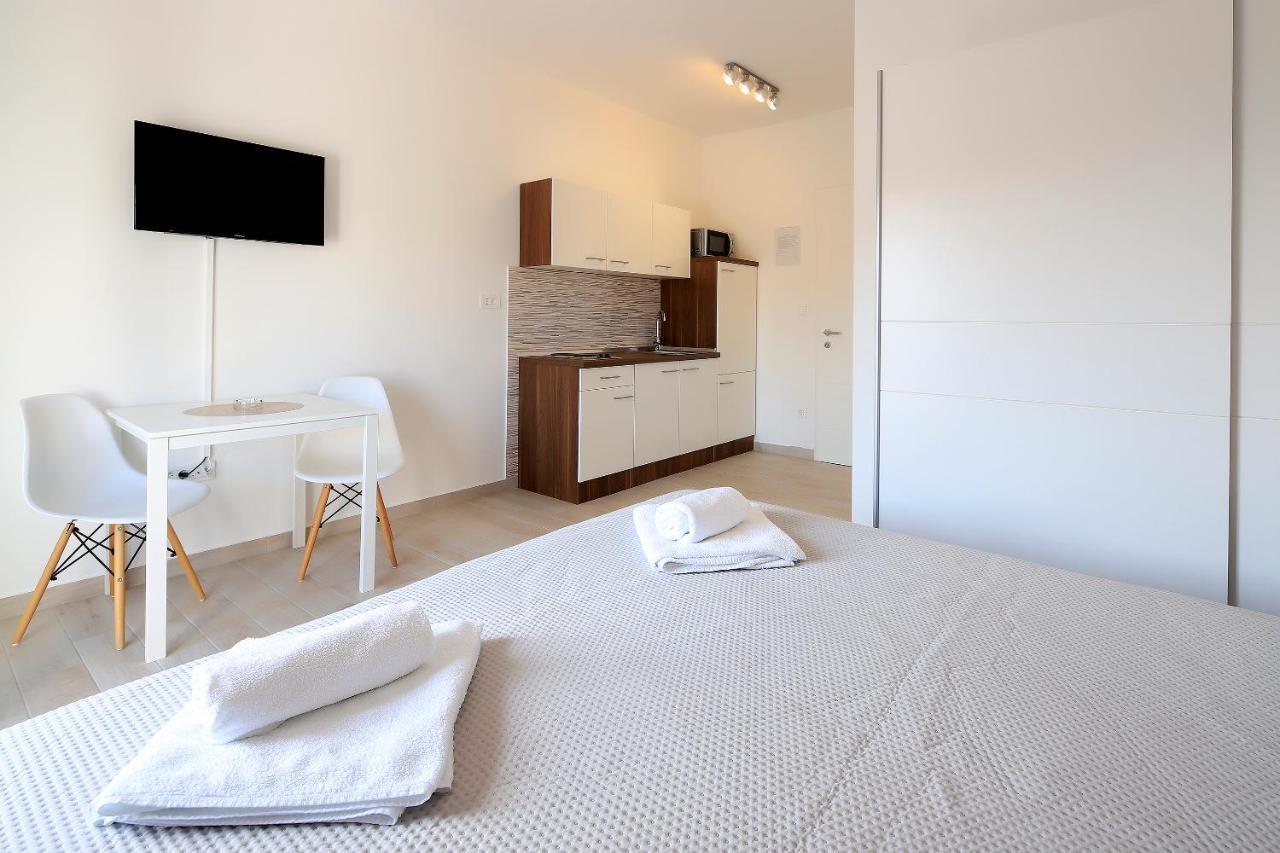 Apartments Lola Novalja Εξωτερικό φωτογραφία