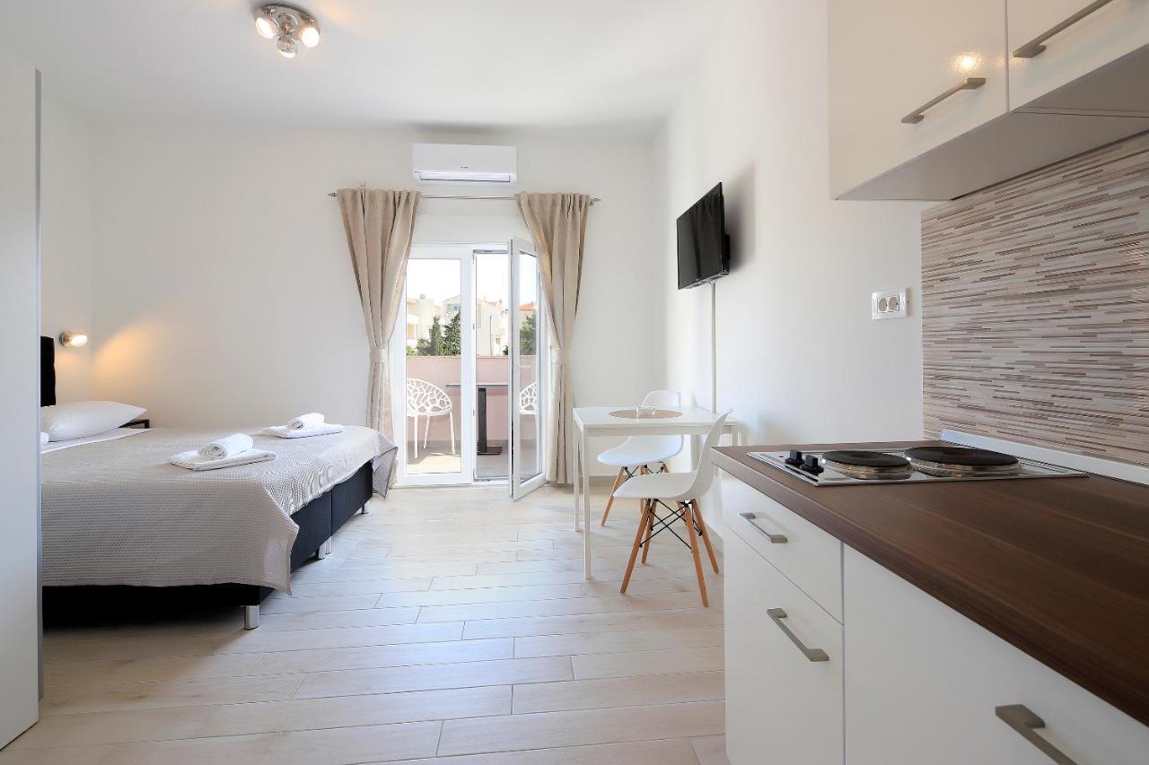 Apartments Lola Novalja Εξωτερικό φωτογραφία