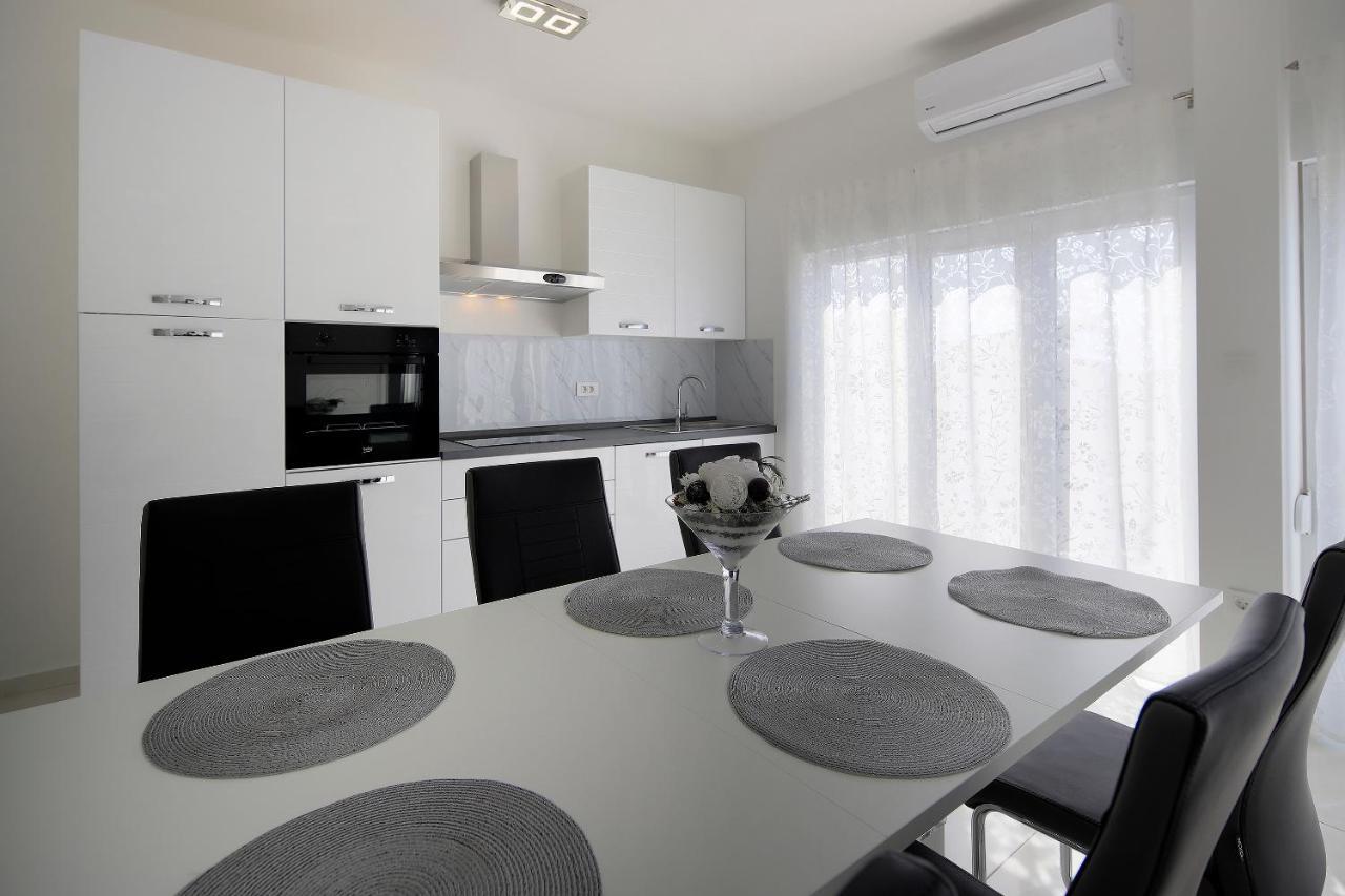 Apartments Lola Novalja Εξωτερικό φωτογραφία