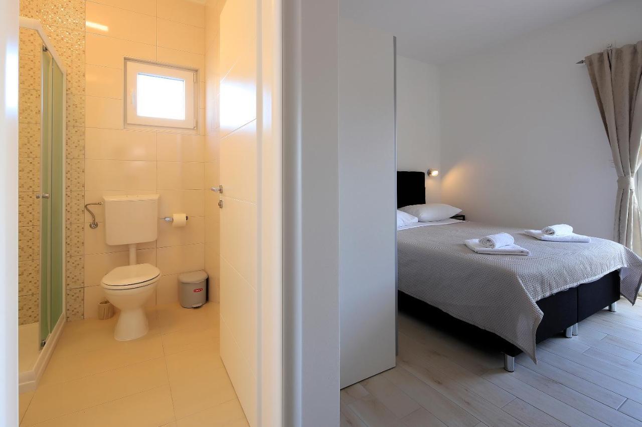 Apartments Lola Novalja Εξωτερικό φωτογραφία