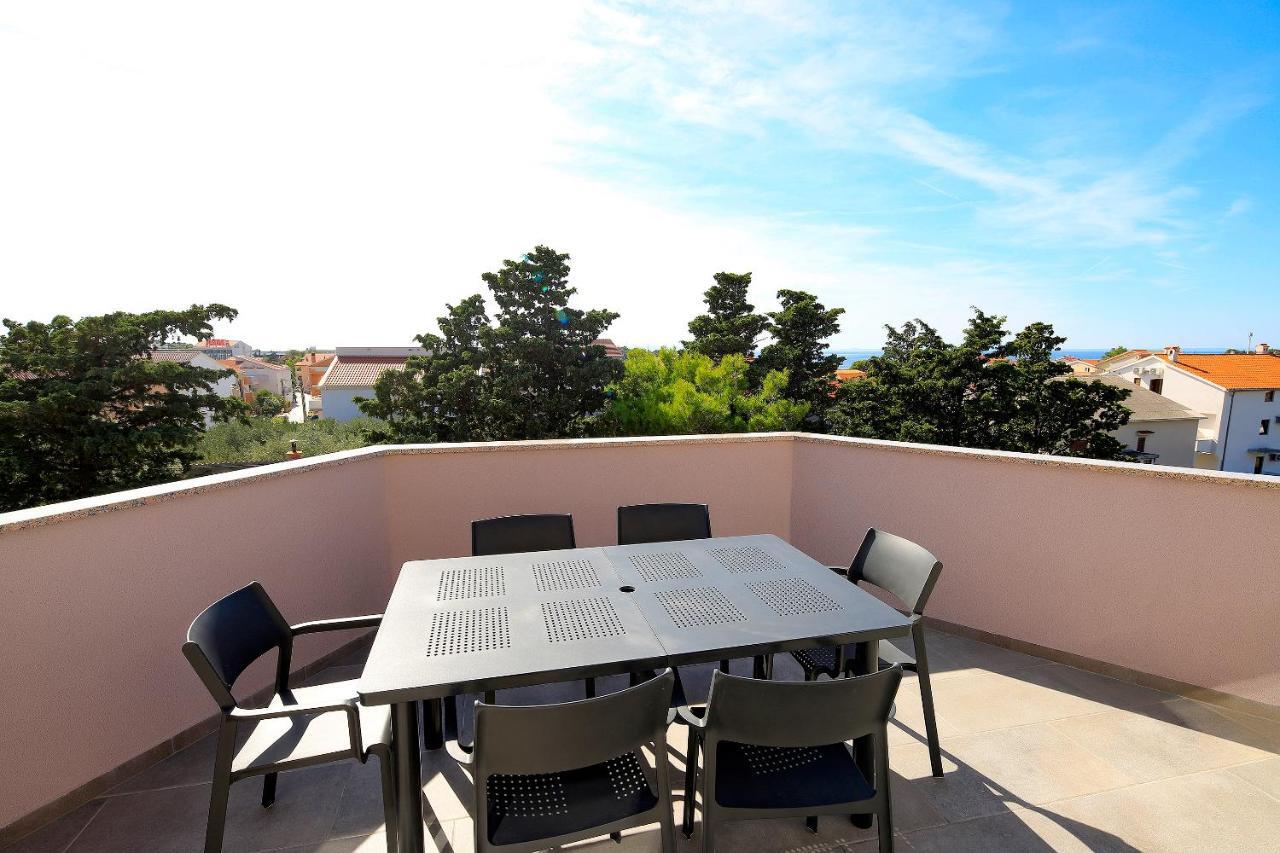 Apartments Lola Novalja Εξωτερικό φωτογραφία