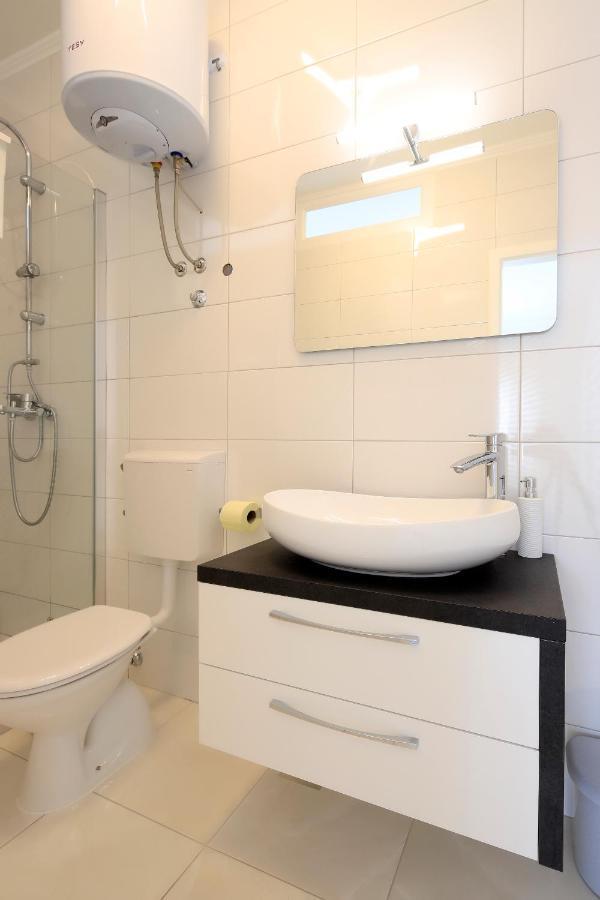 Apartments Lola Novalja Εξωτερικό φωτογραφία