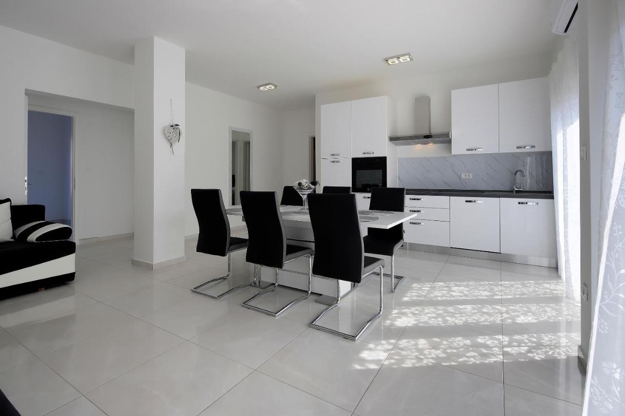 Apartments Lola Novalja Εξωτερικό φωτογραφία