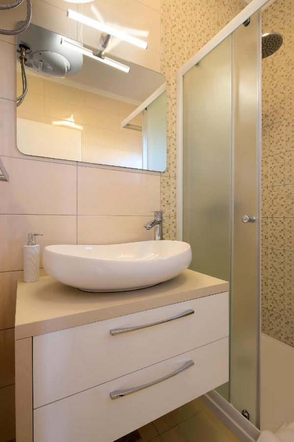 Apartments Lola Novalja Εξωτερικό φωτογραφία