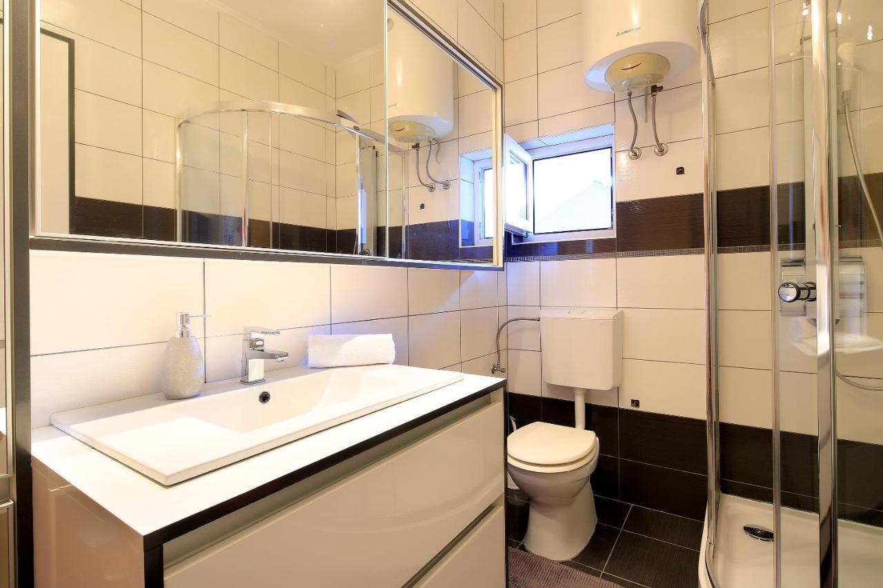 Apartments Lola Novalja Εξωτερικό φωτογραφία