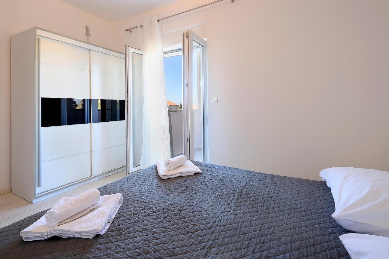 Apartments Lola Novalja Εξωτερικό φωτογραφία