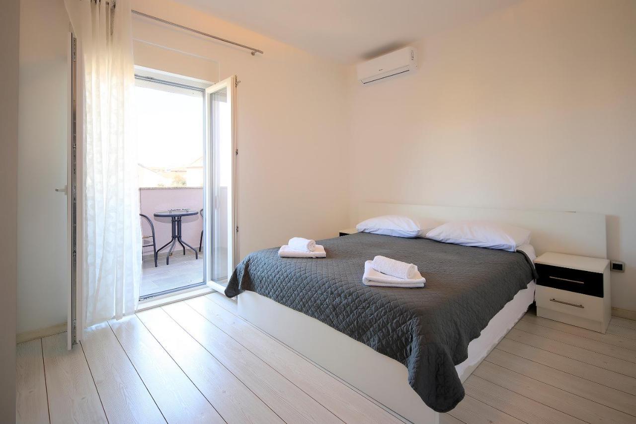Apartments Lola Novalja Εξωτερικό φωτογραφία
