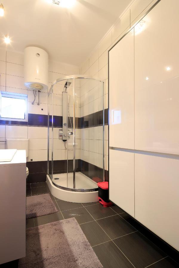 Apartments Lola Novalja Εξωτερικό φωτογραφία